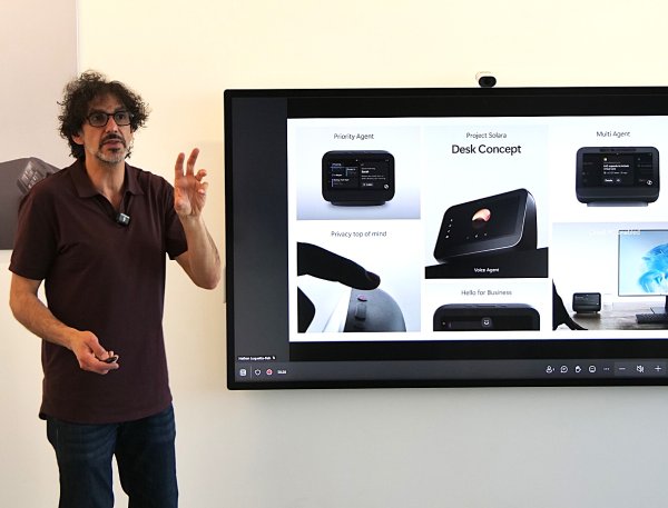 Photo of Stevie Bathiche presenting Project Solara