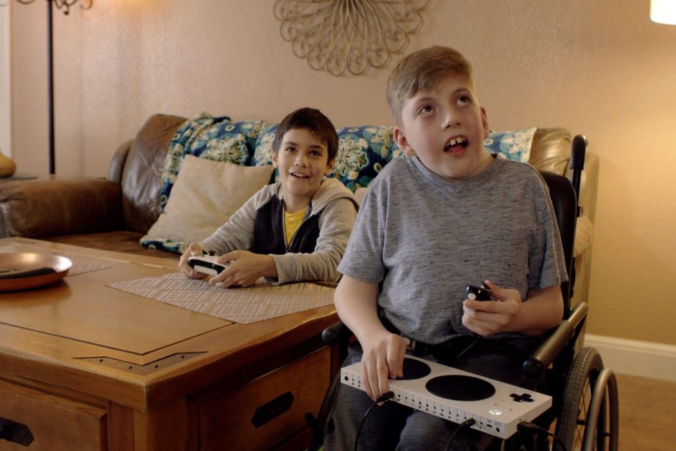 Zwei Jungs spielen mithilfe Adaptive Controller