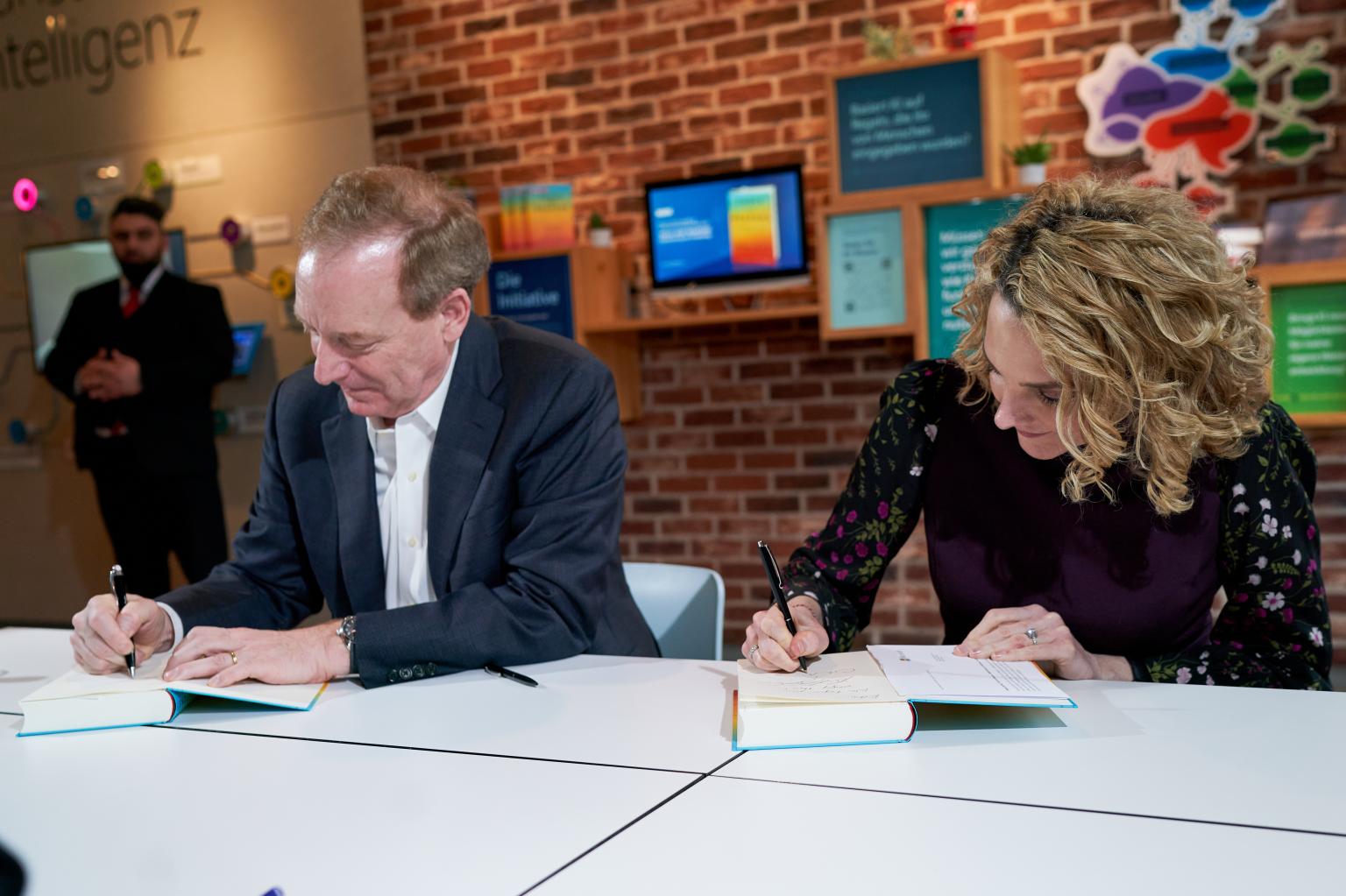 Brad Smith und Carol Ann Browne signieren Bücher