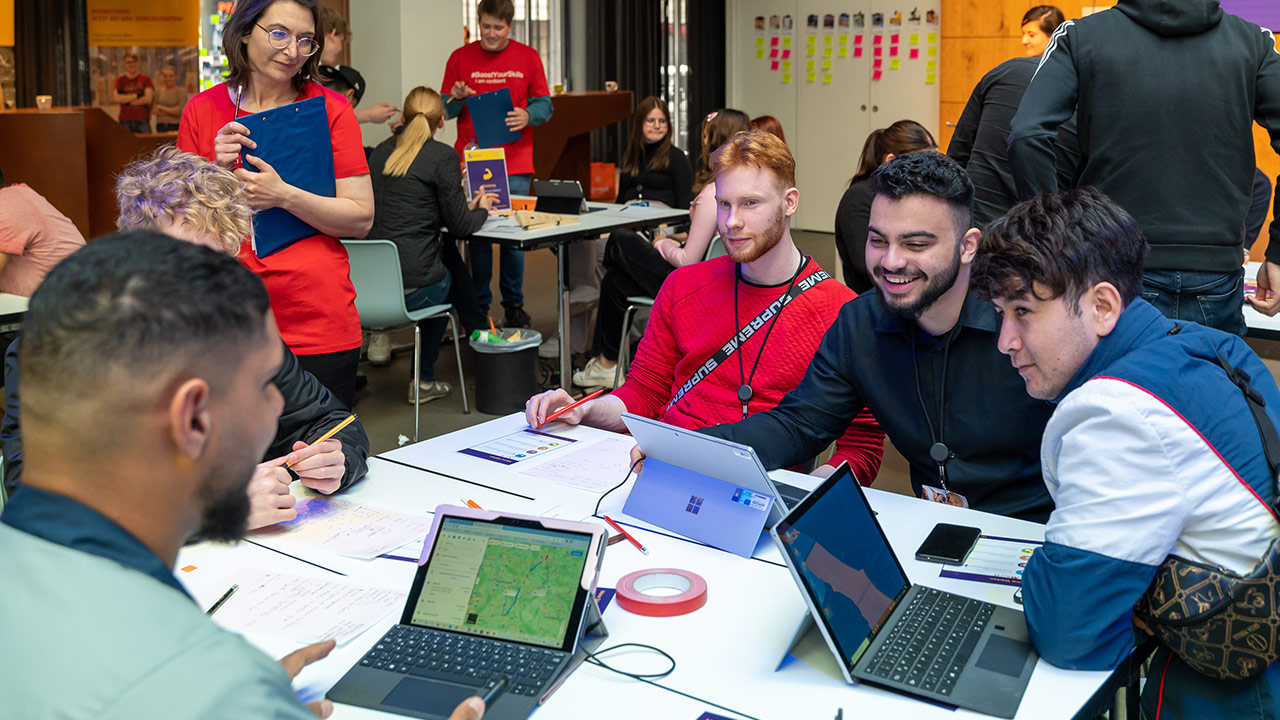 Das Foto zeigt Jugendliche mit Surface Laptops während eines Workshops