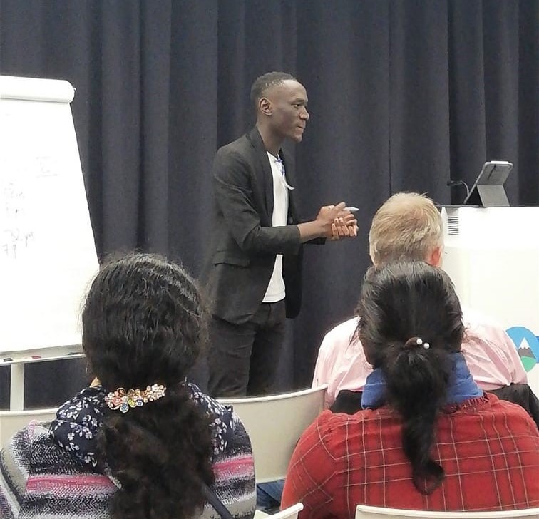 Baker lernte mithilfe der ReDI School neue Programmierfähigkeiten und Grundlagen im Bereich Cloud Computing. Mittlerweile ist er als als Softwareengineer in der Finanzindustrie tätig