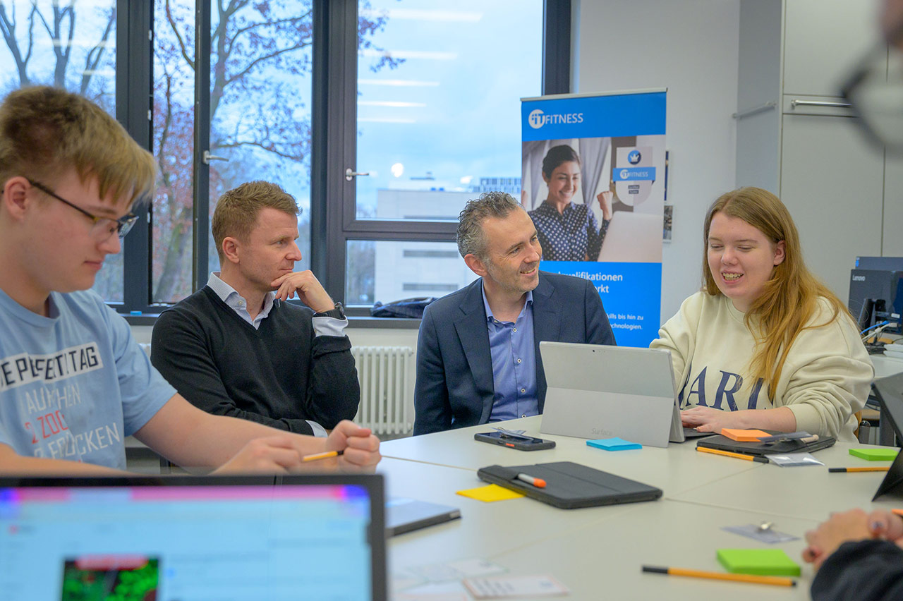 Das Foto zeigt Gudio Brinkel und Thomas Jarzombek im Gespräch mit Schüler*innen