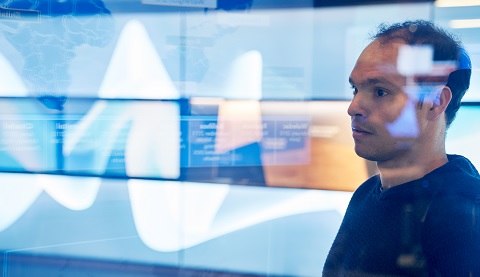 Ein Mann spiegelt sich in einer Glasscheibe 