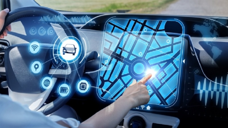 Innenraum eines selbstfahrenden Fahrzeugs mit Technologiemerkmalen.