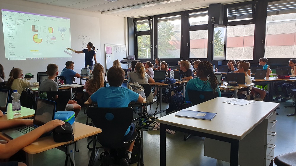Eine Lehrerin im Unterricht vor ihrer Klasse