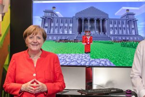 Angela Merkel begutachtet Methoden für Unterricht mit Minecraft Education
