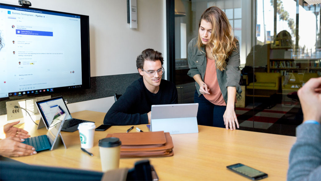 Eine kleine Gruppe junger LehrerInnen diskutiert ihr Unterrichtsmaterial aus dem Konzept Flipped Classroom
