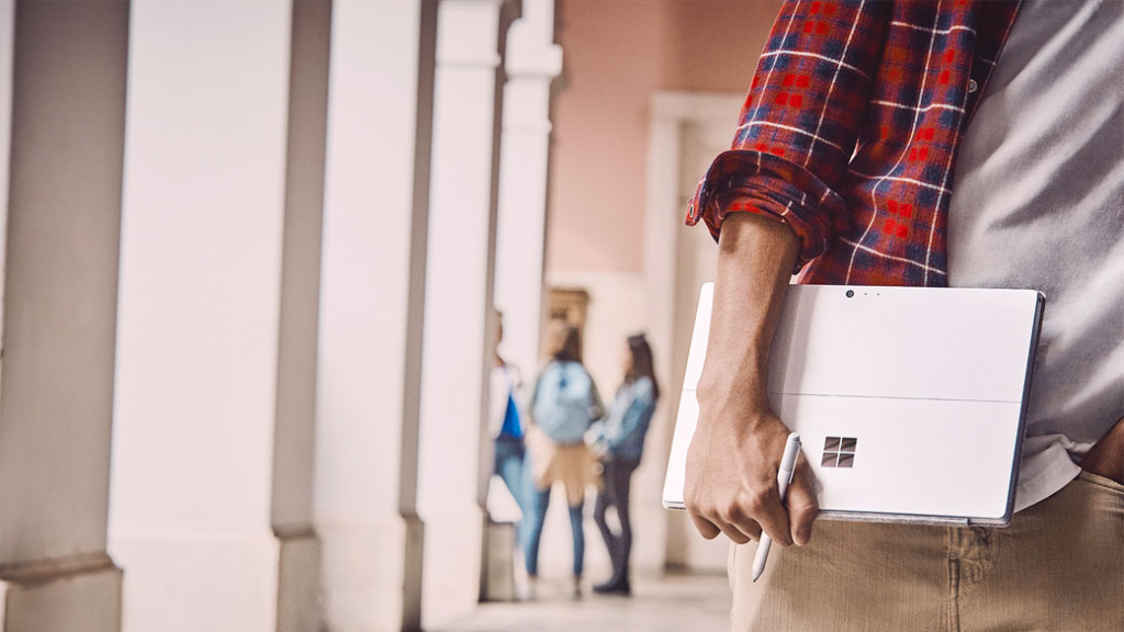 Ein junger Mann nutzt eine aktuelle IT-Lösung in seiner Bildungseinrichtung.