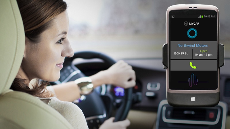 Tips for creating a digitally transformed customer journey for automotive manufacturers Eine Frau im Auto mit einem eingeblendetem Navi