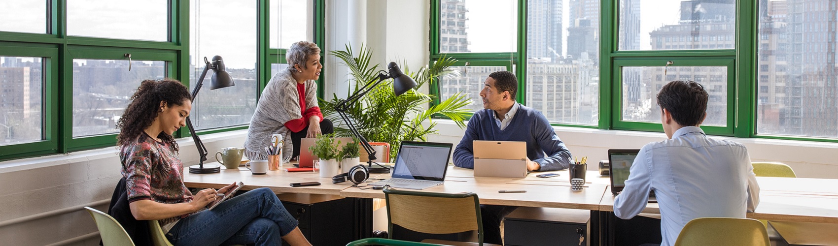 Arbeitnehmer arbeiten in einem modernen Office Arbeitnehmer arbeiten in einem modernen Office