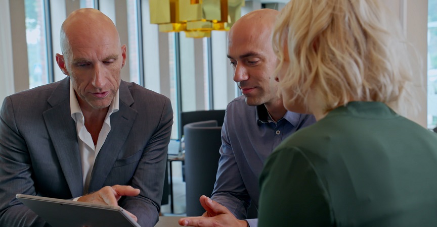 Jan Andries Oldenkamp, Senior Vice President und CIO bei Scania, im Gespräch mit Mitarbeitern