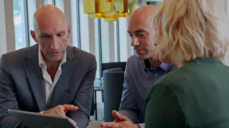 Jan Andries Oldenkamp, Senior Vice President und CIO bei Scania, im Gespräch mit Mitarbeitern