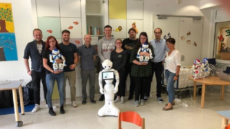 Ein humanoider Roboter als Lehrer-Assistent in eine Schulklasse