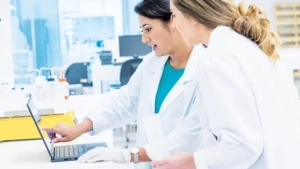 Zwei Frauen mit weißen Kitteln in einem Labor