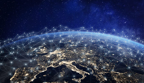 Globus aus dem Weltall mit vernetzten Lichtern darüber. 