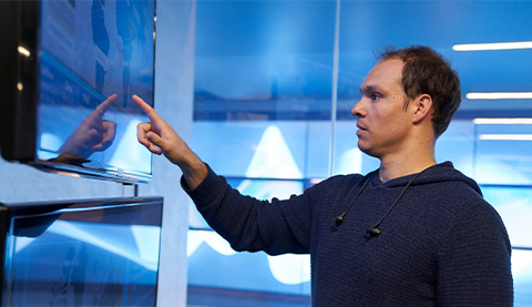 Mann tippt auf Touchscreen