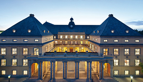 Große Villa mit Säulen im Eingangsbereich. 