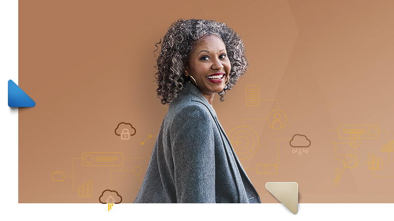 Eine Frau mit schwarzen Locken blickt über ihre Schulter zurück in die Kamera