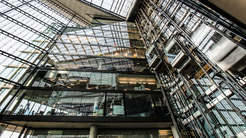 Modernes Atrium eines Gebäudes mit viel Glas.