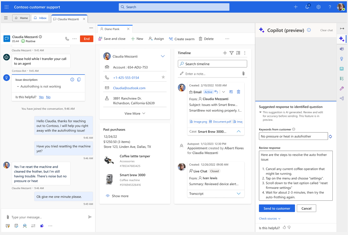 Ein Mann sitzt an einem Schreibtisch und arbeitet an einem Laptop