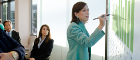 Eine Frau schreibt in einem Meeting auf einem Surface Hub Eine Frau schreibt in einem Meeting auf einem Surface Hub