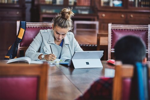 Junges Mädchen arbeitet in der Schule mit Office 365