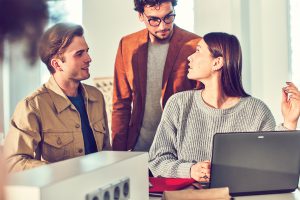 Drei Studenten lernen mit Microsoft Education