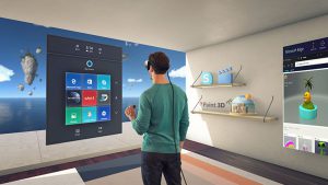 Ein Junge steh in einem Zimmer und benutzt ein Mixed Reality-Headsets.