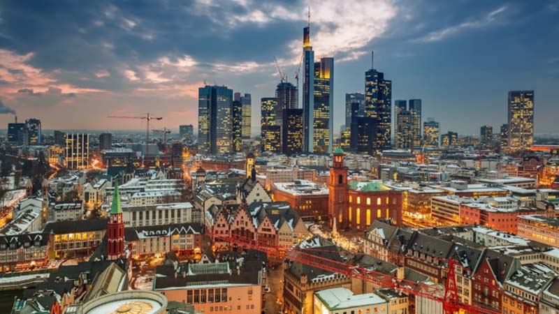 Skyline einer Großstadt in der Dämmerung.