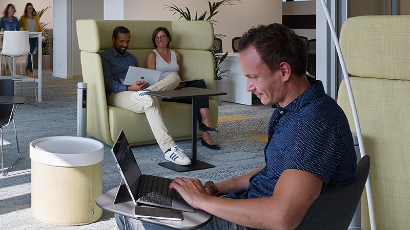 Ein Mann sitzt an seinem Laptop und arbeitet an etwas