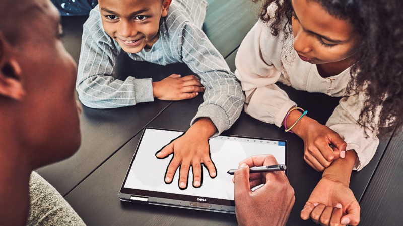 Ein Lehrer und zwei Sch&uuml;ler arbeiten mit einem Surface Pen auf einen Surface Device