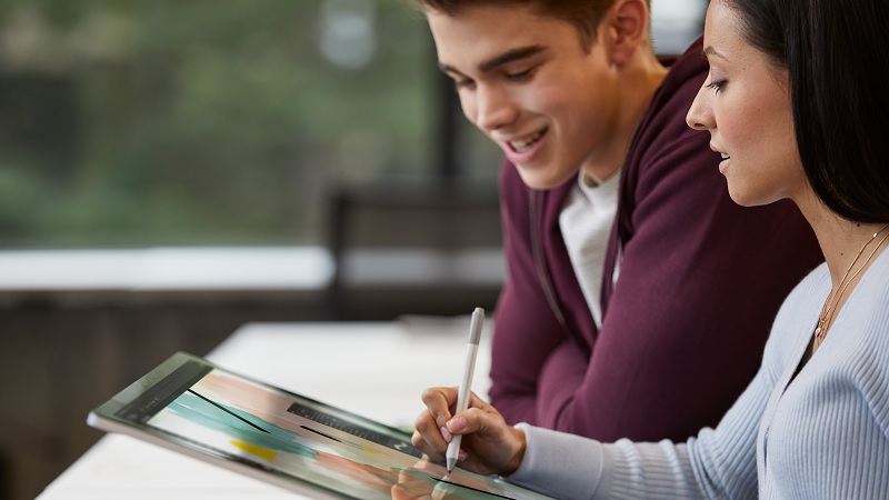 Zwei Sch&uuml;ler arbeiten an einen Surface Device mit einem Surface Pen