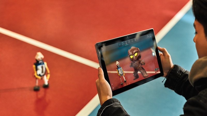 Ein Sch&uuml;ler bei der Arbeite mit einem Surface Device