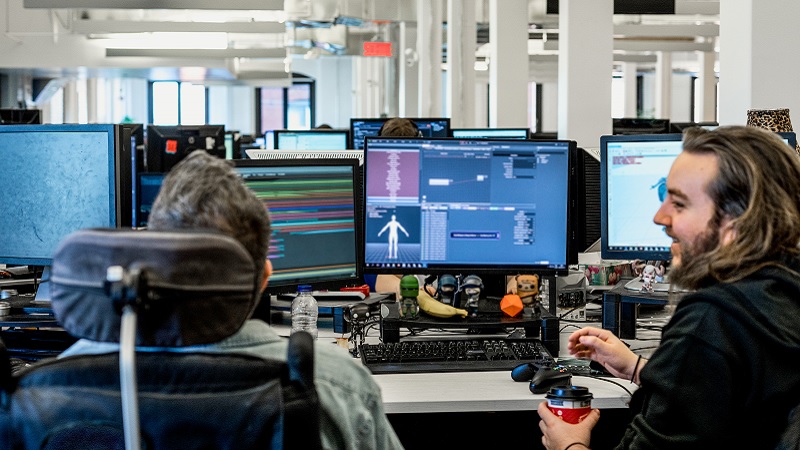 Zwei Programmierer in einem Gro&szlig;raumb&uuml;ro bei der Arbeit