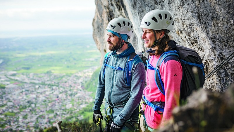 Ein Mann und eine Frau genie&szlig;en die Aussicht beim Bergsteigen
