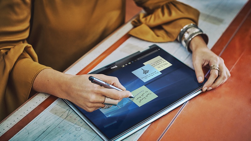 Eine Frau, man sieht nur Oberk&ouml;rper und H&auml;nde, arbeitet mit einem Stift auf einem DELL Device