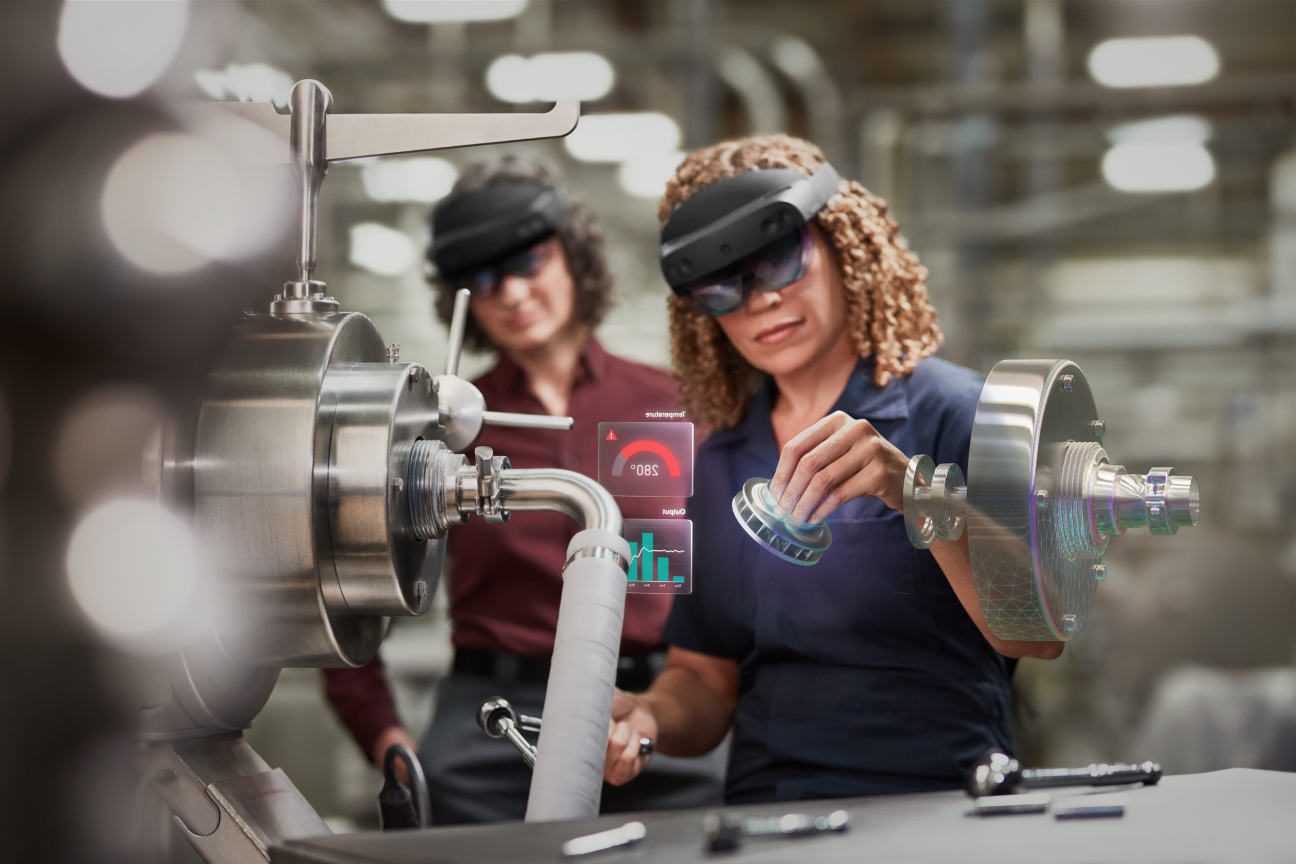 Zwei Frauen in einer Fertigungsanlage mit Microsoft Hololens 2 f&uuml;r die Montage. Enth&auml;lt ein Hologramm-Szenario. Enth&auml;lt ein Hologramm. Kontextuelles Bildmaterial