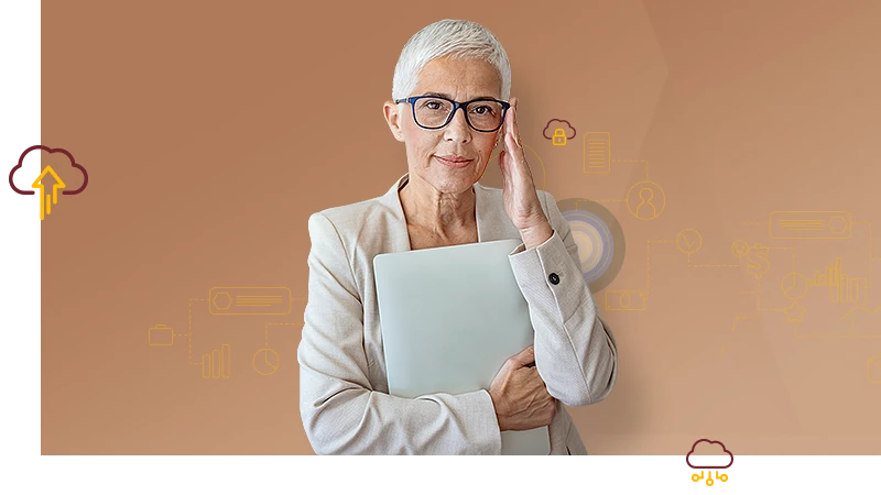 Eine Frau mit kurzen grauen Haaren h&auml;lt vor sich einen zusammengeklappten Laptop