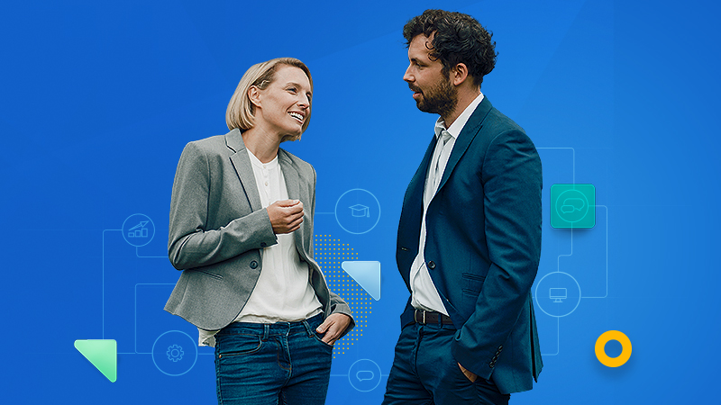 Ein Mann und eine Frau im Gespr&auml;ch vor blauem Hintergrund
