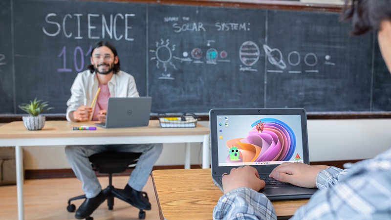 Digitale Zusammenarbeit: Ein Lehrer gestaltet den Unterricht mit digitalen Werkzeugen