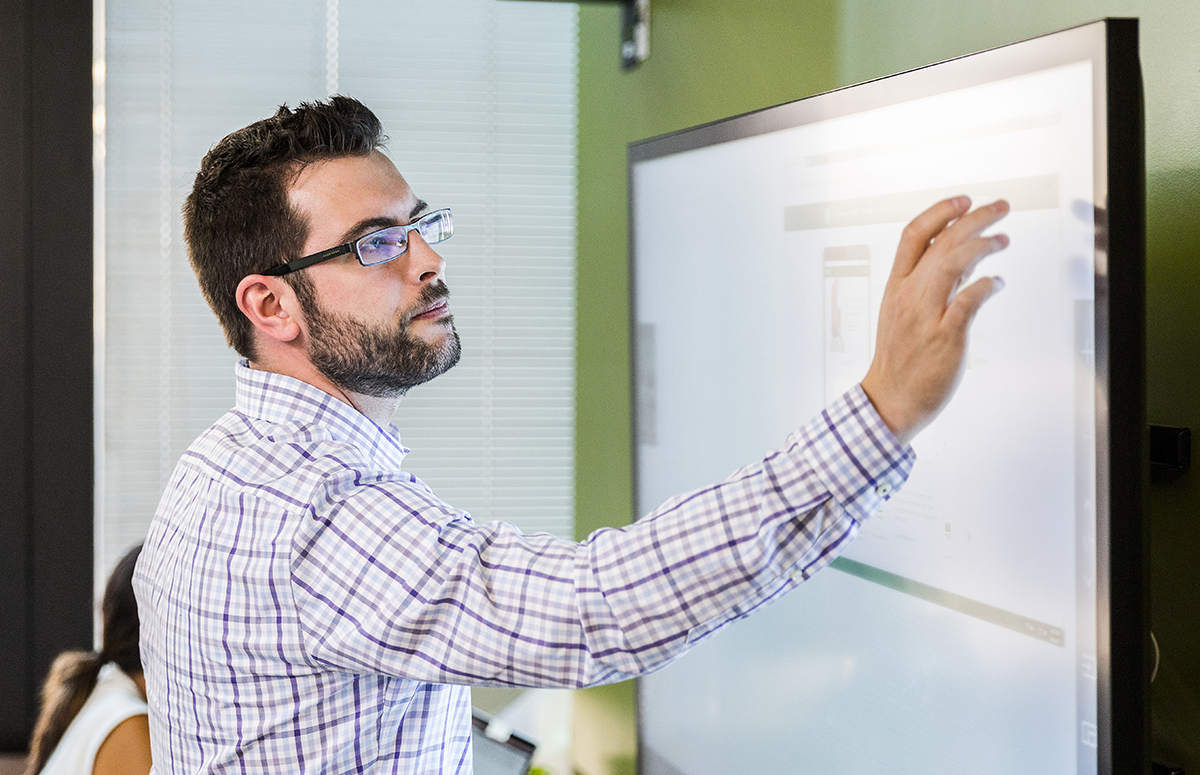A worker opens a meeting in Microsoft Teams