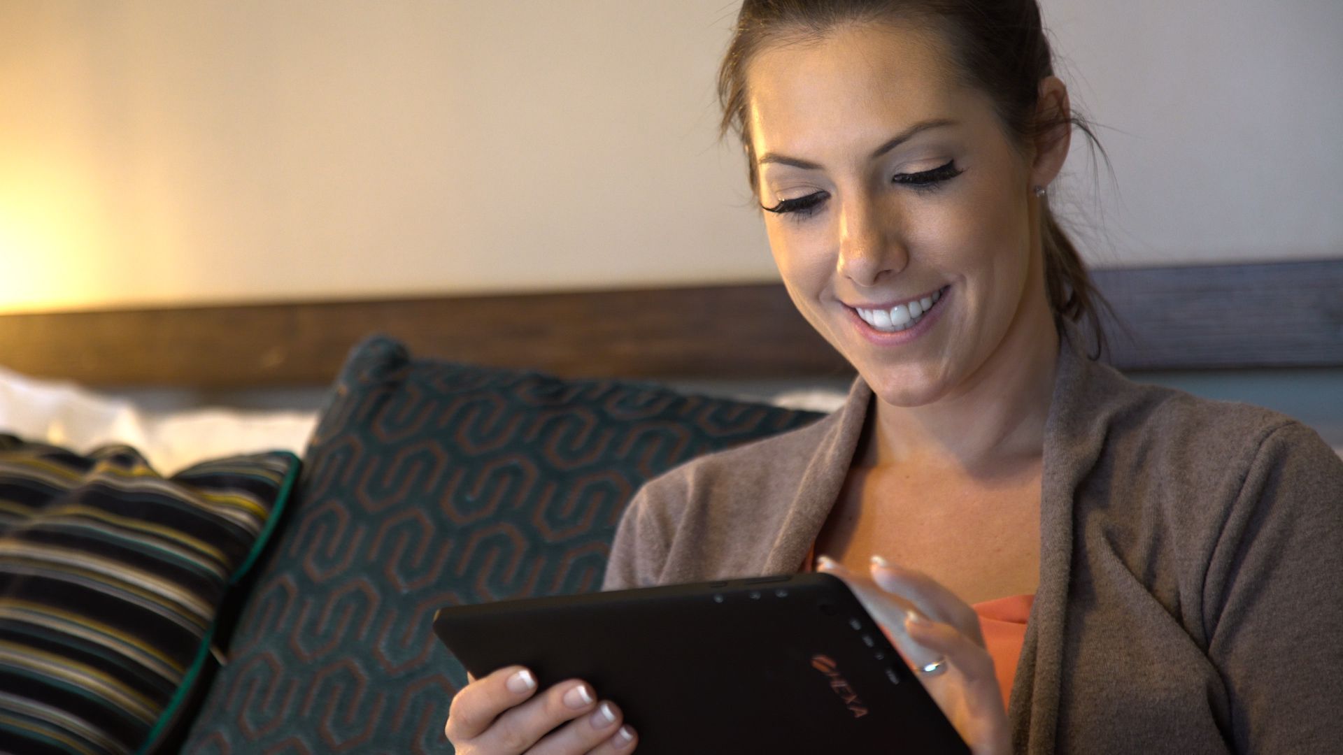 The Cromwell_Windows 10 Connected Room_v3.00_01_08_01.Still006