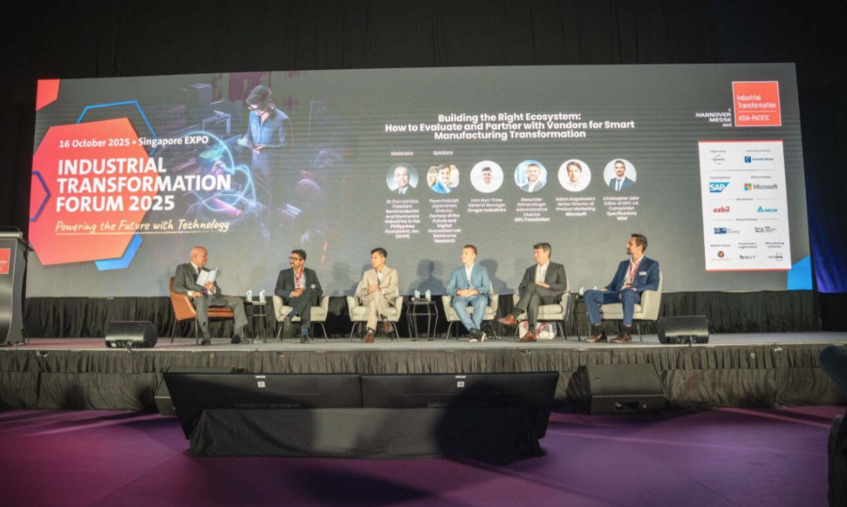 A group of people sitting on a stage
AI-generated content may be incorrect.