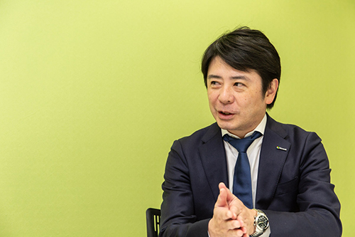 インタビューを行う石川