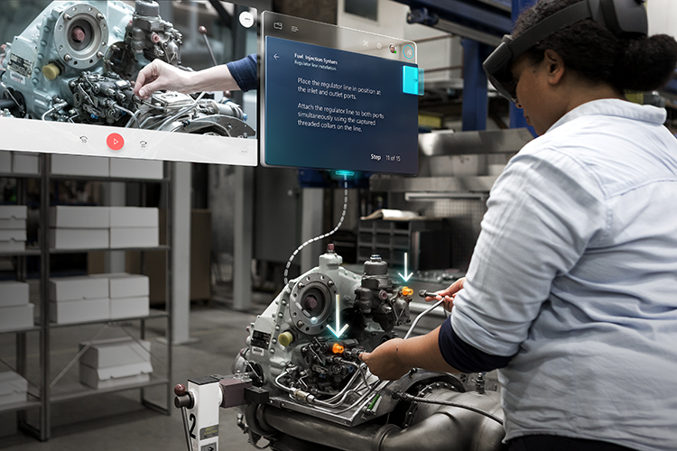 HoloLensでガイドビデオに従ってエンジンを組み立てる女性