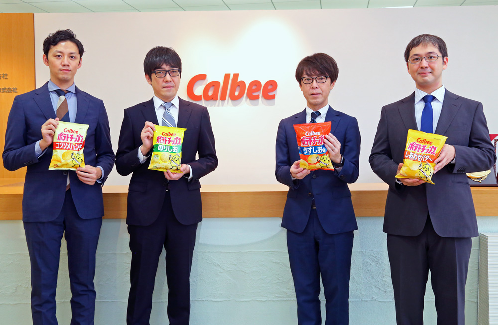 左から、カルビーの谷澤氏、関口氏、松本氏、ナレコムの牧村氏