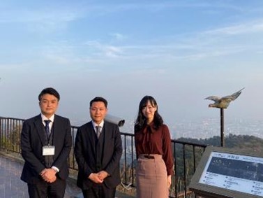 左から六甲山観光株式会社の日下雄一氏 (営業推進部 課長補佐)、上田準氏 (取締役 観光事業部長 兼 営業推進部長)、上村 好美氏 (営業推進部)