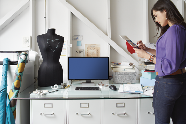 アトリエでデザインをチェックする女性