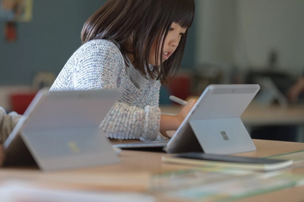 Surface で授業を受ける小学生の女子