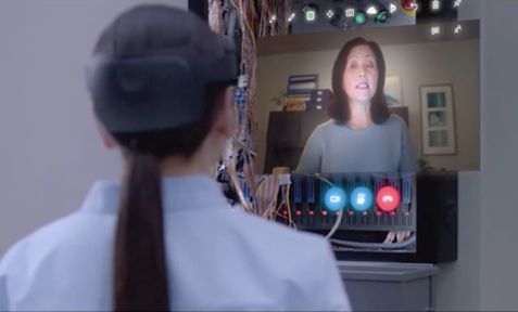 HoloLens 2 で視界を共有しながら機器の動作確認を行う女性